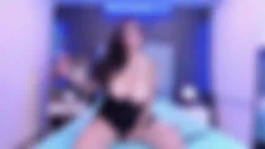 Monto tu pene hasta sentir tu leche dentro de mí.