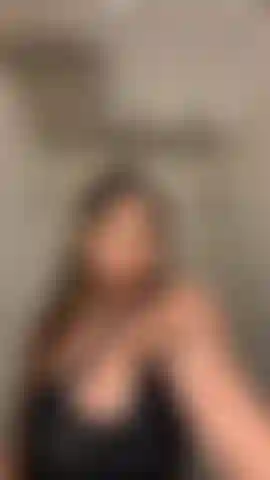 Seamos traviesas en el baño del centro comercial.