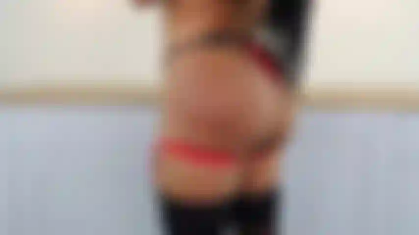 Provocación sexy en la cocina mostrando mis grandes tetas y mi botín.