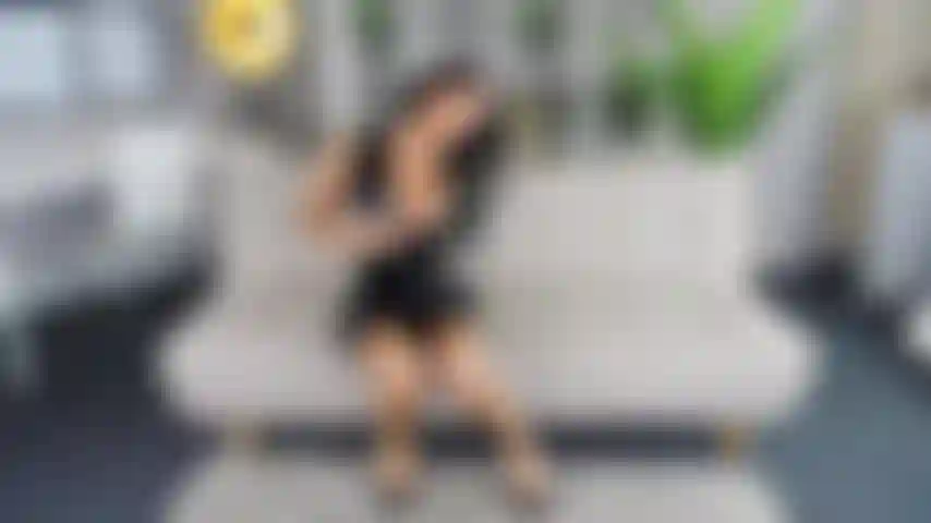 Traje negro tira de pvc mostrando mi sexy cuerpo desnudo.