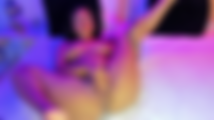 Mis piernas abiertas, mi coño goteando y mi voz temblorosa mientras me toco.