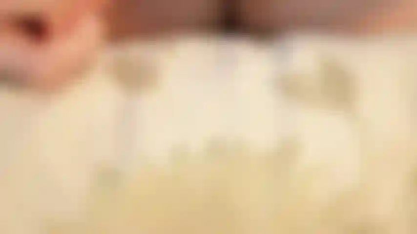 Tocándome y follándome.