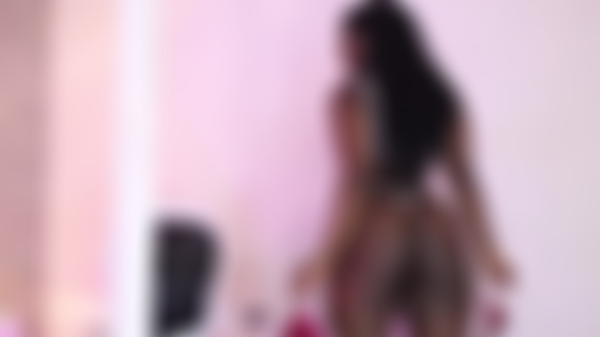 Mira como vallery te seduce completamente desnuda en la pared.