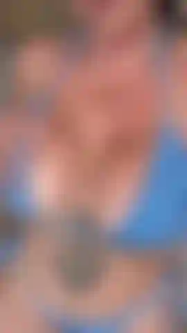 Poniéndome cachonda con mi nuevo biquini azul pequeño…vamos a divertirnos…dime qué piensas 😈.