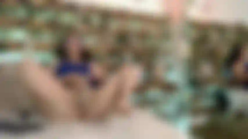 Juega con tu deliciosa polla en mi coño hasta que te corras.