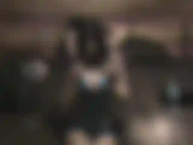 Con un vestido azul metalizado.