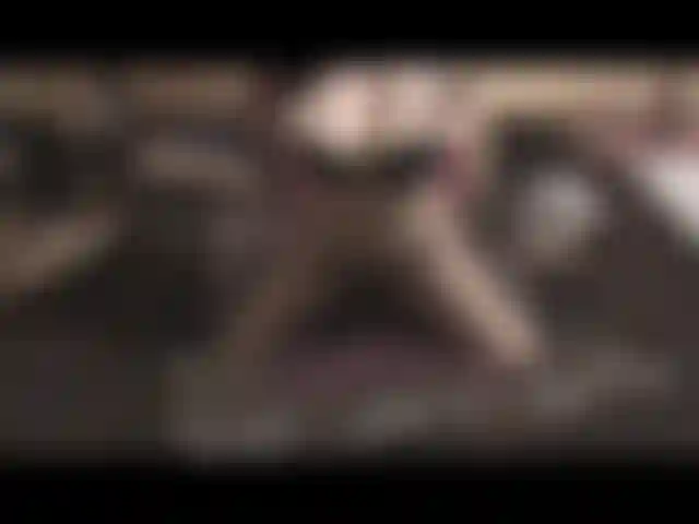 Me desnudo y corro para ti con primeros planos en mi coño perforado.