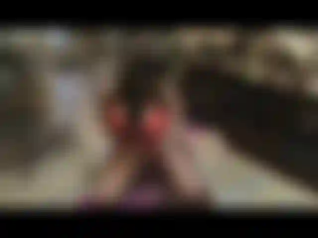 Debajo de un árbol, lencería roja, chorros de mierda.