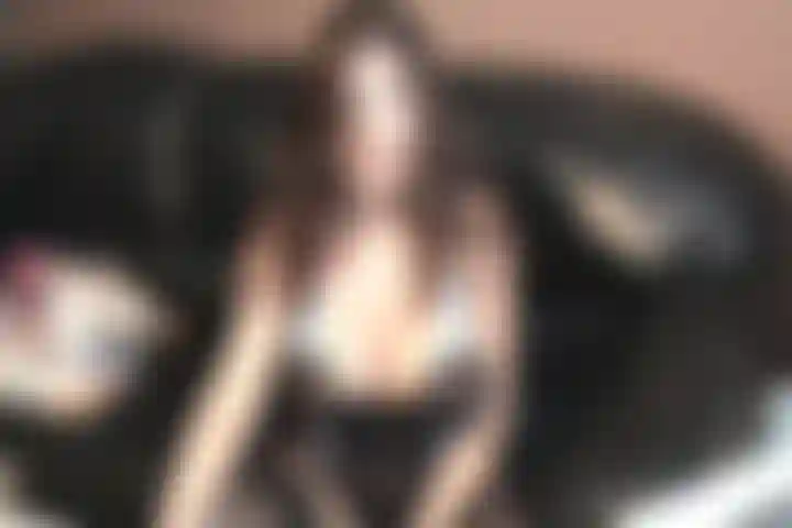 La gente me ha preguntado cómo hacer que su chica se corra. Este es un video educativo (con primeros planos de mi coño perforado chorreando caliente) donde te enseño cómo lo hago mientras uso una lencería sexy.