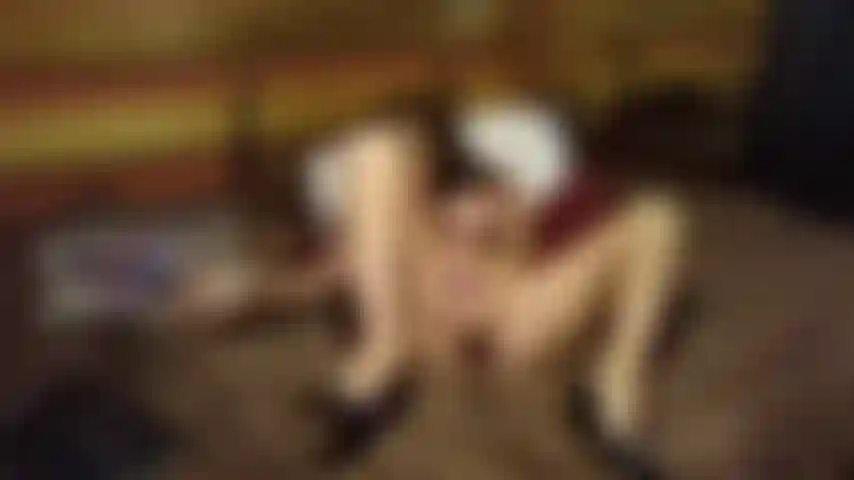 Mírame ponerme traviesa con mis juguetes y bragas en mi espalda, estilo perrito, cabalgando, luego con mis piernas hacia atrás. Ohhh sí, ¡tan divertido!