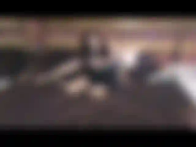 Te provoco con mi pequeño y sexy vestido negro, luego envuelvo mis labios alrededor de tu polla!