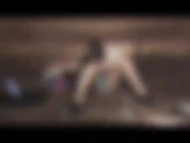 Me corro en braguitas.