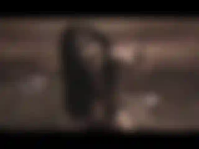 Juego de clítoris perforado con bragas rosadas.