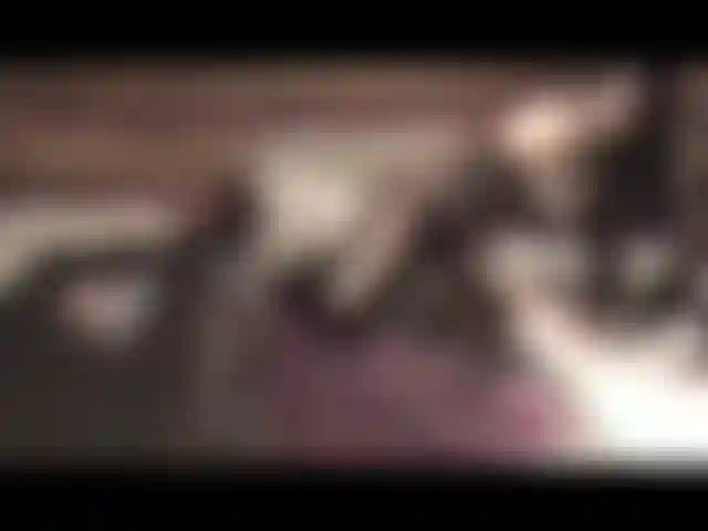 Córrete, mírame correrme a chorros para ti mientras uso un sexy traje de leopardo negro y tacones con un pequeño juego de bragas también >:).