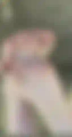 Una diosa de findom que se frota los pies con aceite y loción. Estás encerrada. Te quiero de rodillas donde perteneces. Vierto aceite y loción en todos mis dedos de los pies y mírame frotarlos y frotarlos.