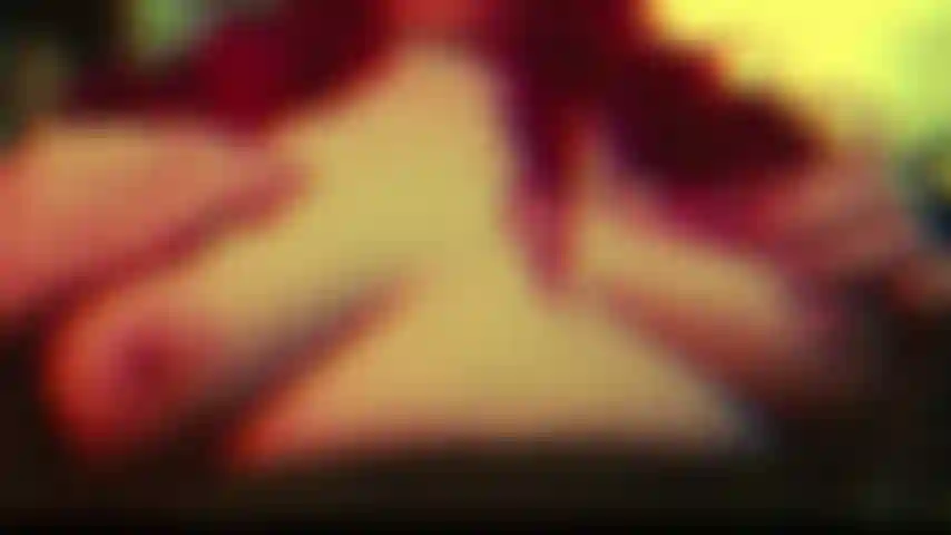 Adorador de tetas con luz estroboscópica de arco iris.