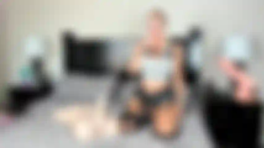 Lara me ayuda con el cosplay de mi polla.