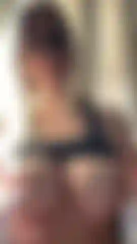 Mírame escurrir mis tetas de leche.