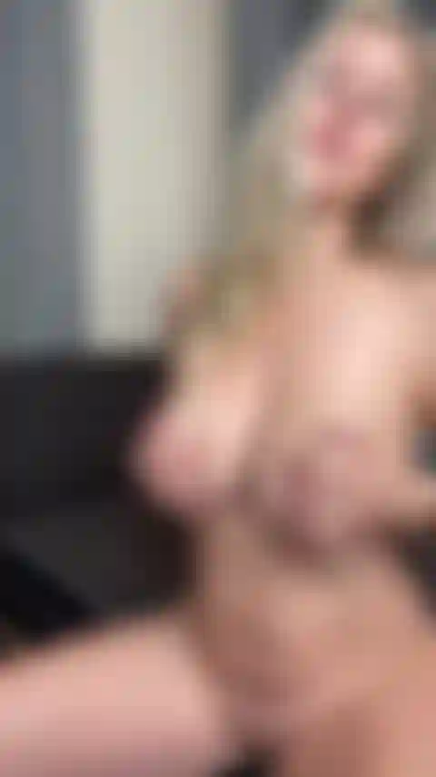 Milf de al lado follando (sola).