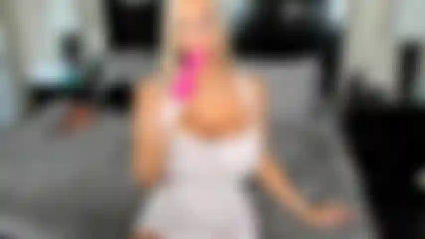 Espíame jugando con mi juguete nuevo.