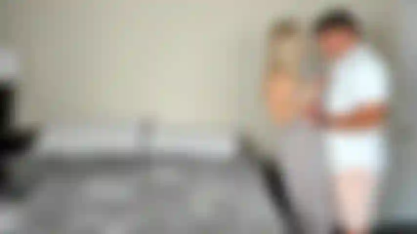 Me escabullo con otro papá en una fiesta de cumpleaños (video de niño/niña).