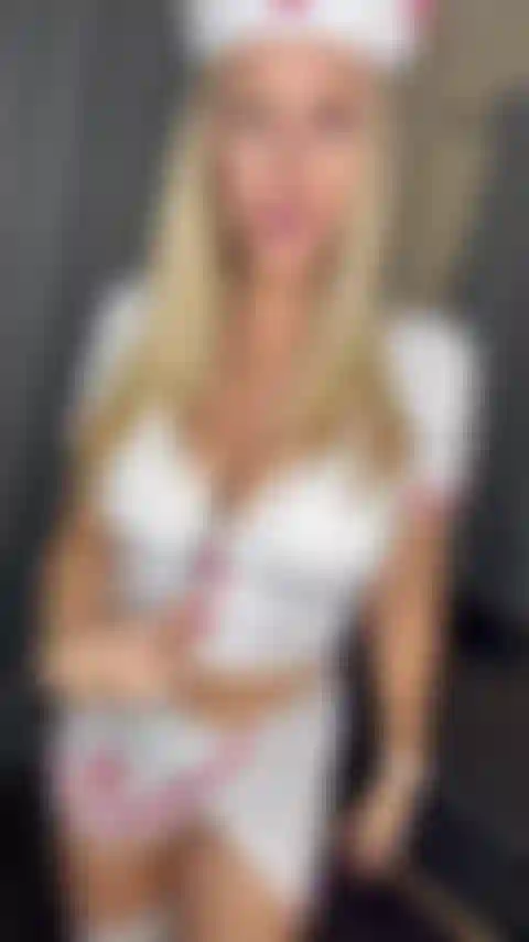 Enfermera traviesa. Te arreglaré y te haré mejor.