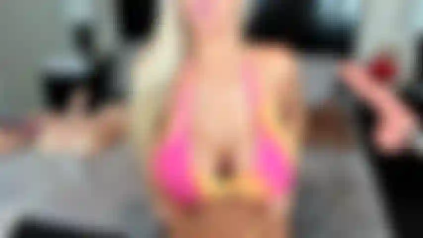 Tomo el pelo con las tetas grandes y me meto los dedos con fuerza.