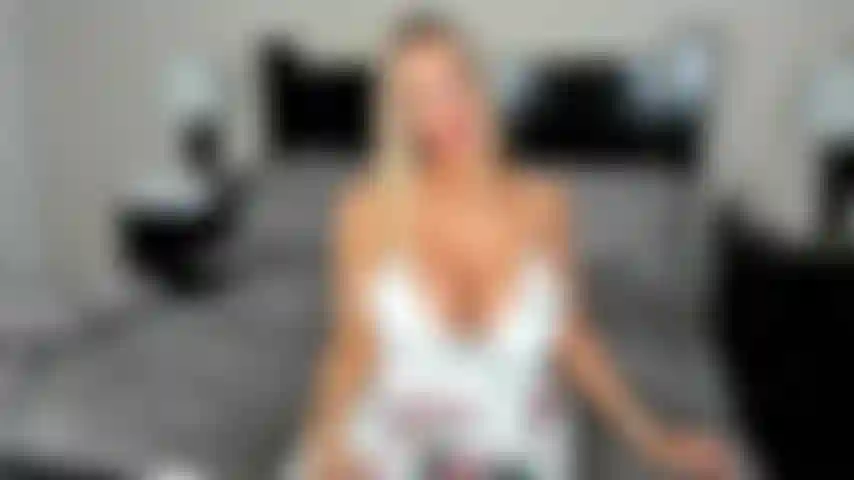 Milf rubia tetona recibiendo una gran polla negra.