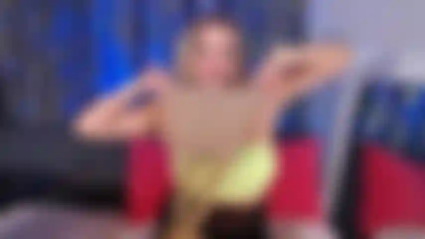 Milf se viste con pantimedias color canela.