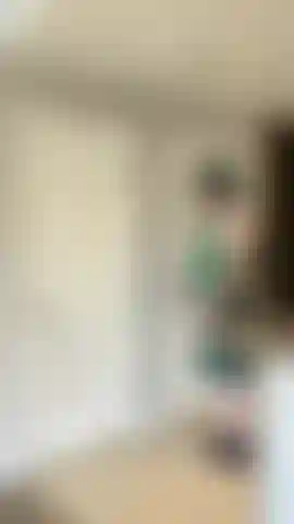 🍀¿Adivina quién encontró la verdadera olla de oro al final del arcoíris???🍀 Este travieso duendecillo tropezó con mi puerta y descubrió a tu rubia milf curvilínea favorita sin llevar nada más que un ajustado vestido arcoíris que abraza perfectamente mis grandes tetas naturales. 🌈Él suplicó tres deseos, pero yo sabía que solo quería tener la suerte de follar con esta rubia explosiva. Levanté su kilt y encontré su polla suave y afeitada firme y lista para mí, sus pesados testículos suplicando ser vaciados. Me arrodillé de inmediato y adoré cada centímetro de él con mi boca húmeda, chupándolo profundo y fuerte hasta que explotó por toda mi cara, cubriéndome con su corrida caliente. Todavía estoy chorreando y lista para sus próximos dos deseos... ¿Quieres ver adónde lo llevo después?