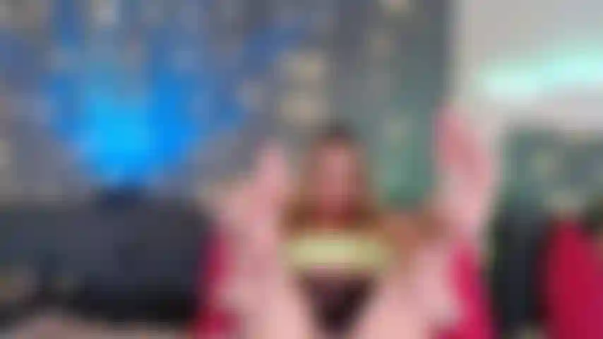 La esclava de pies debe adorar, lamer, correrse y masajear los pies sucios de una milf.