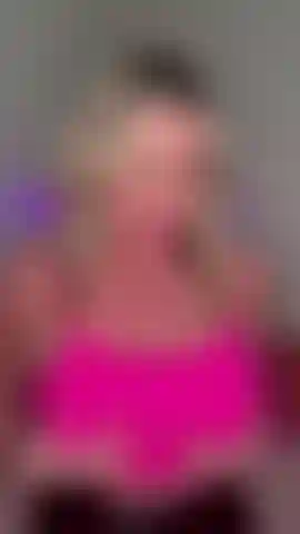 Mi cliente favorito en el club de striptease siempre me da propinas extra por todos los extras en el cuarto vip. Le chupo y me follo cuando el portero no está mirando. Video solo de roleplay milf. Tetas 34h naturales, culo y penetración con dildo en el coño.