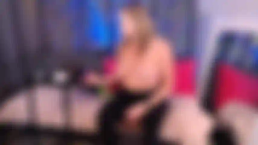 La madrastra se burla de su hijastro con sus pantalones de yoga.