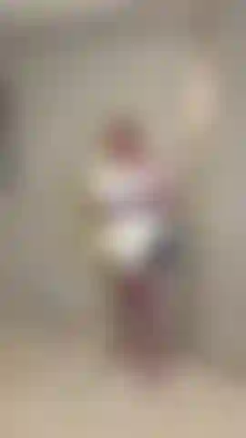 ¡Sorprendí a un cliente masturbándose la polla! Era la camarera trabajando en el 8º piso y me sorprendió que alguien siguiera en la habitación mucho después del horario de salida. El cliente estaba muy bueno y su polla dura me excitó, así que en secreto abandoné mis obligaciones para chuparle la polla. Lástima que le arruiné la erección y le dejé los huevos llenos de corrida. ¡La venganza es un plato que se sirve bien frío! Jajaja, se lo merece por no cerrar con llave la puerta de su habitación. Vídeo de chico + chica. Xxx.