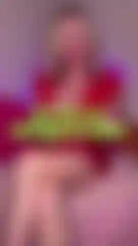 Mi entrometido vecino de al lado me pilla sola en casa y tengo que darle todo el joi que pueda aguantar. Espero que mi marido no nos pille tonteando. Vídeo en solitario con tetas, masturbación, chupando el dildo y más. Xxx.