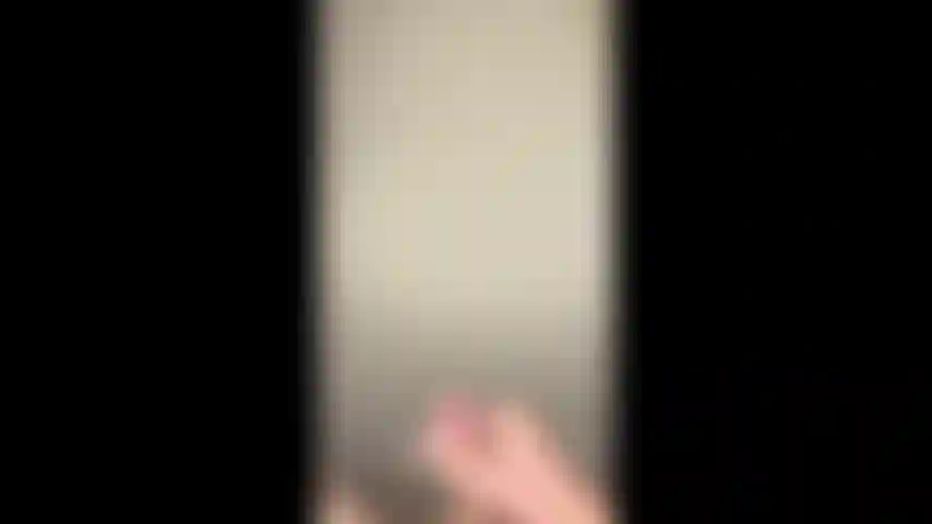 Hoy pillé a mi novio haciéndose una paja. Quería demostrarle mis habilidades para hacerle una paja y chupársela hasta que se corriera por todas mis tetas. Me pongo muy celosa cuando no me incluye en la diversión. Video de chico + chica.