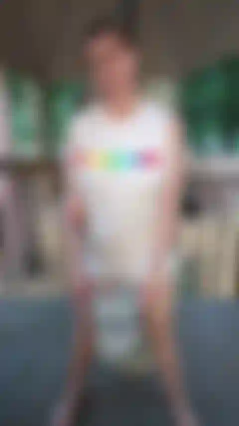 Desafío provocativo de camiseta mojada.