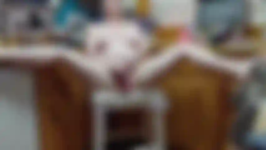 Mira cómo un pervertido habilidoso me hace correrme por la cocina.