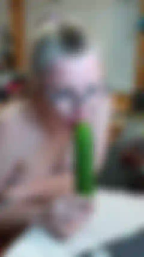 Pepino chupa y folla.