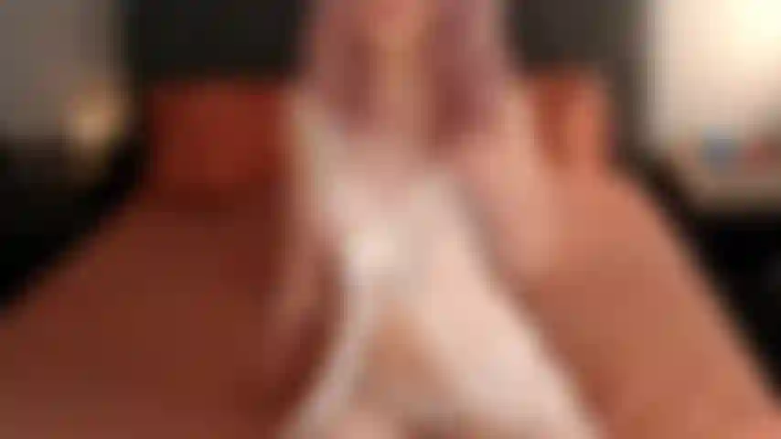 Me encantaría mostrarte mis hermosos pechos redondos y mis pezones rosados y erectos. ¿Qué piensas?