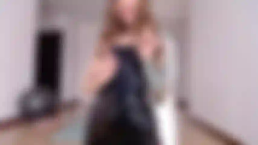 Traje negro brillante, juego de coño y cabalgata en pov.