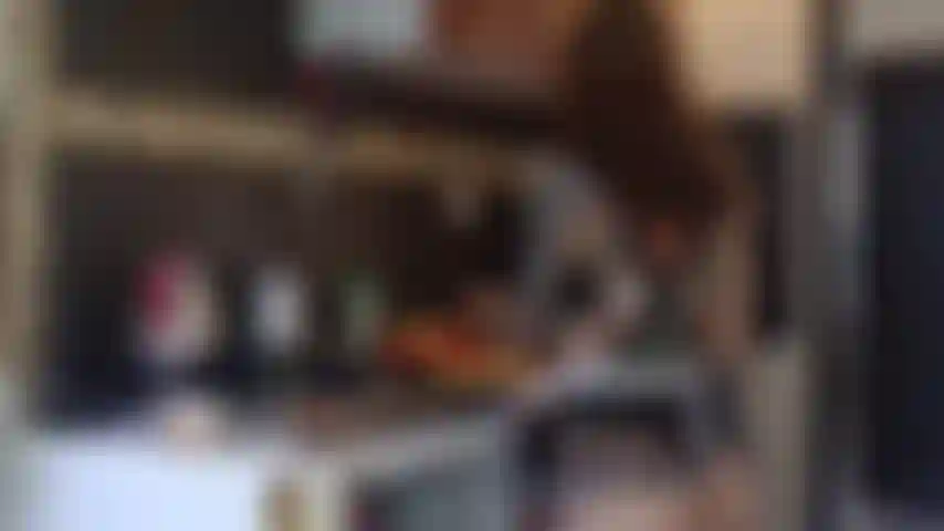 Juego de rol de mucama francesa con tapón anal.