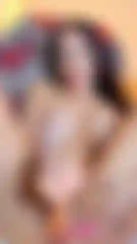 Milf cachonda follándose su coño mientras los vecinos escuchan 😈.