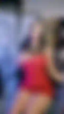 Masturbate con mis tetas. ¡Sé que te encanta acariciar mis tetas de milf totalmente naturales! Hoy quiero ver lo cachonda que puedo ponerte. Tan pronto como expongo estas tetas rebotantes, te pones dura al instante y te permito masturbarte y correrte sobre ellas.