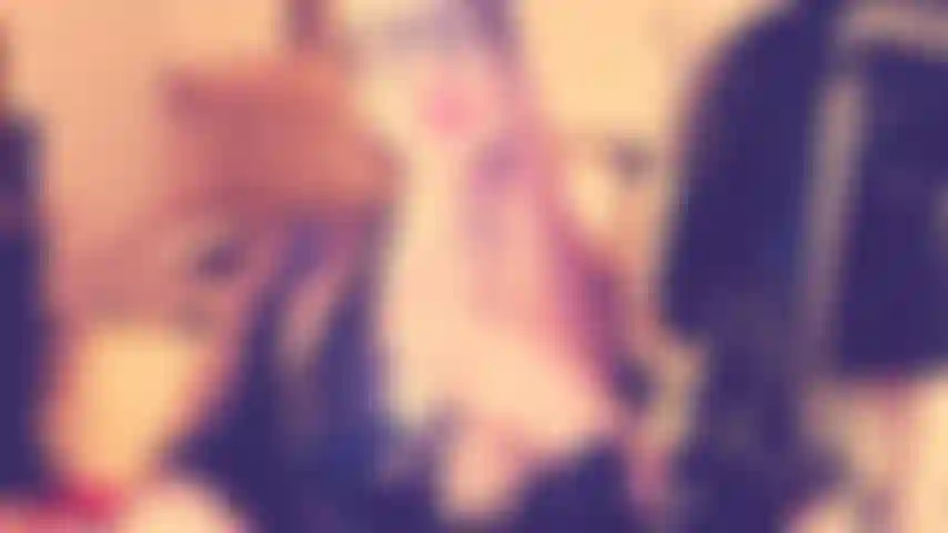 Vicky hace que su mariquita chupe el strap-on.