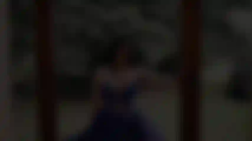 un hermoso lugar y una hermosa modelo