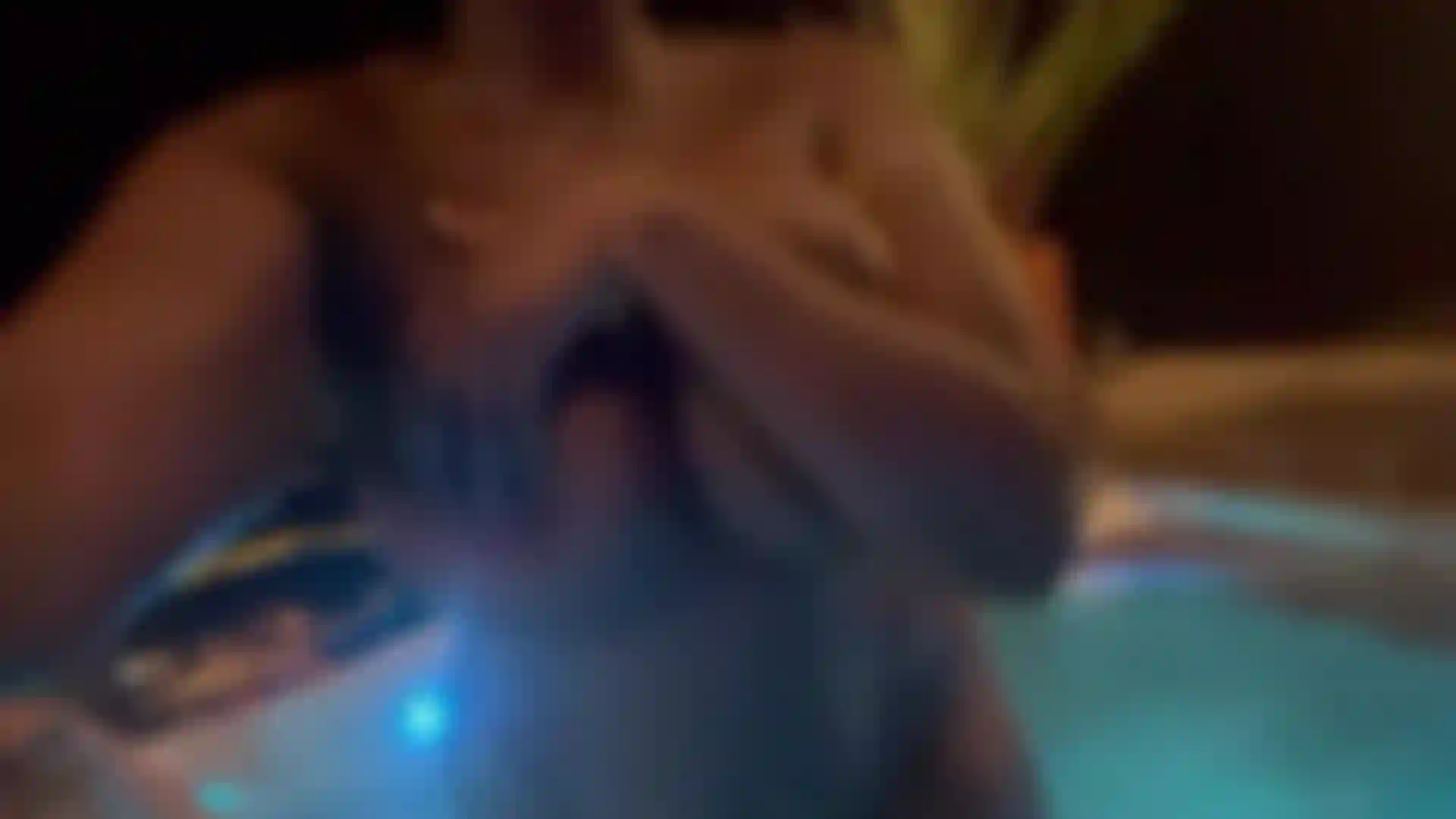 Chica de ébano caliente se da un baño desnuda!