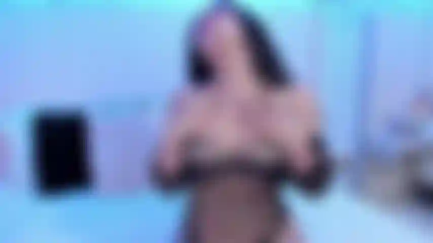 Con los pezones apretados y atragantada con mi juguete como una pequeña zorra desesperada.