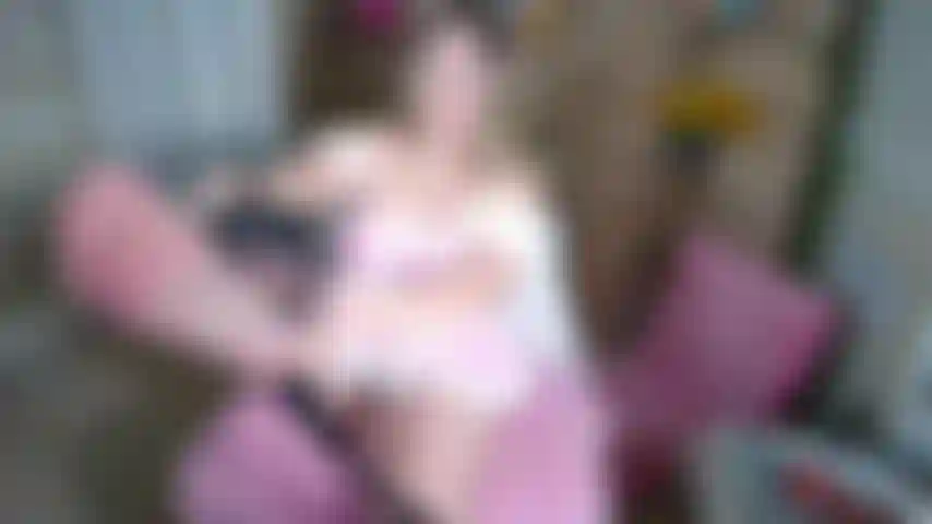 Cosplay de granjera rubia con medias de red.