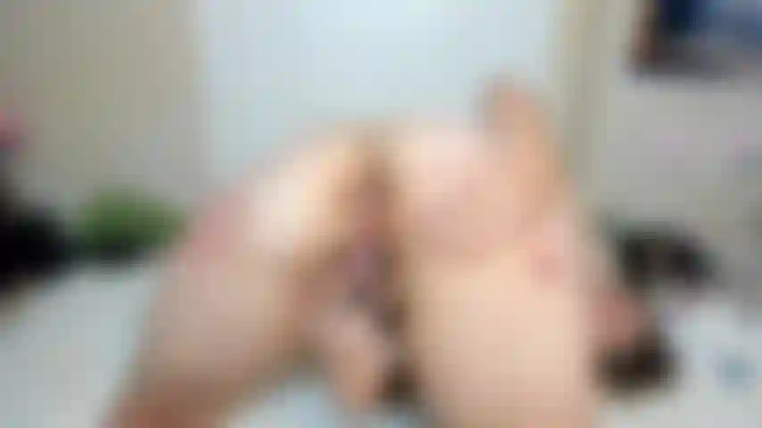 Haciendo queefing cuando se me ordena.